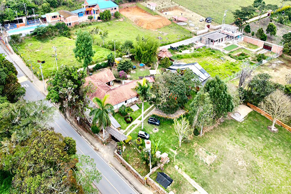 CASA COLONIAL CON LOTE. EXCELENTE INVERSION 