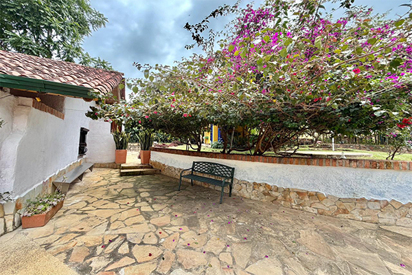 CASA COLONIAL CON LOTE. EXCELENTE INVERSION 