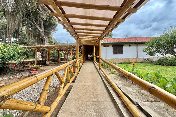 CASA COLONIAL CON LOTE. EXCELENTE INVERSION 