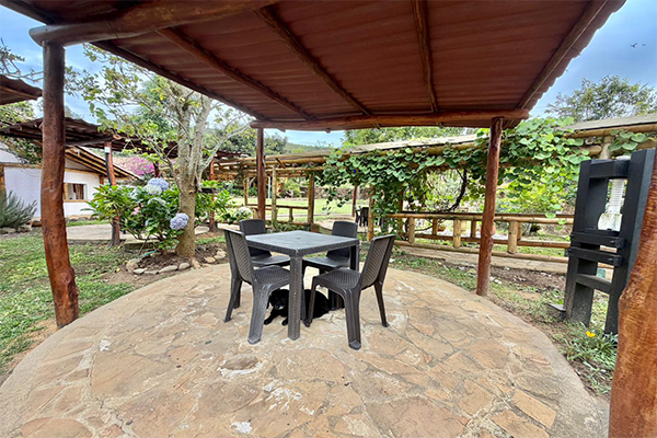 CASA COLONIAL CON LOTE. EXCELENTE INVERSION 