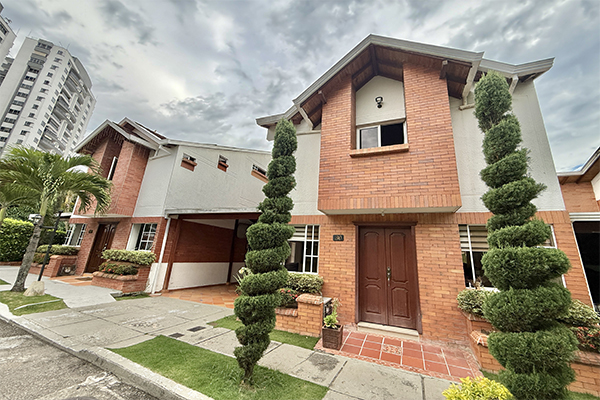 CASA AMPLIA DE 4 NIVELES, IDEAL PARA FAMILIA JOVEN Y ACOGEDORA 