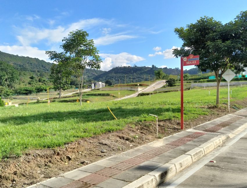LOTES ESPECTACULARES CON UBICACIÓN PRIVILEGIADA 