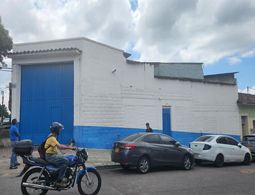 Lote esquinero (C3) apto para construir hasta 6 pisos 