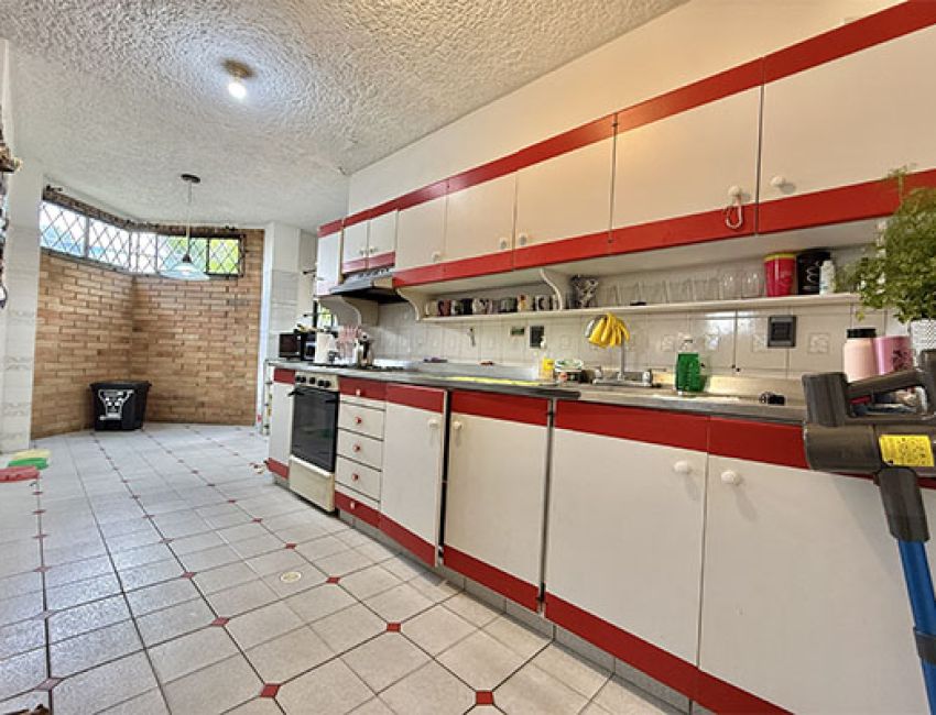 HERMOSA CASA EN EXCELENTE BARRIO. 