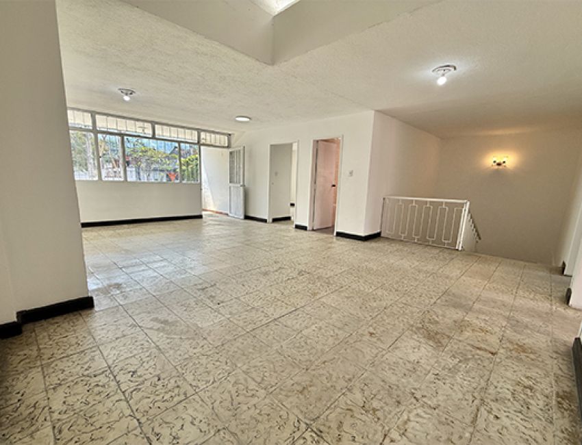 Casa Comercial de dos pisos en 300 m de lote sobre la Carrera 33