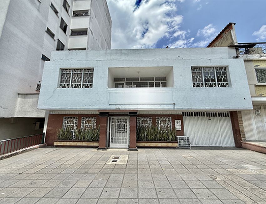 Casa Comercial de dos pisos en 300 m de lote sobre la Carrera 33