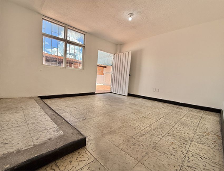 Casa Comercial de dos pisos en 300 m de lote sobre la Carrera 33