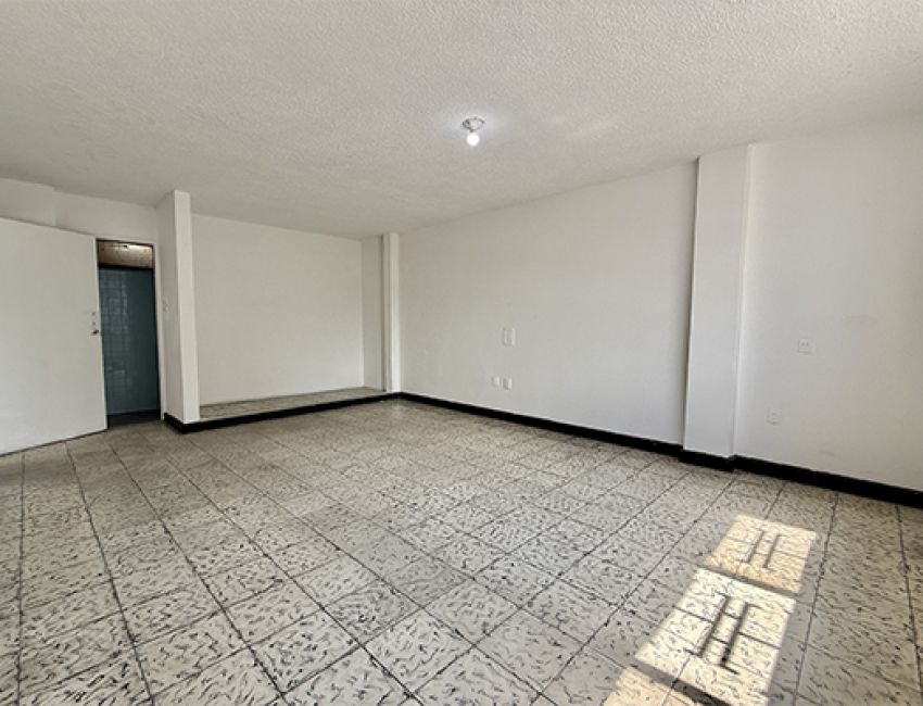 Casa Comercial de dos pisos en 300 m de lote sobre la Carrera 33
