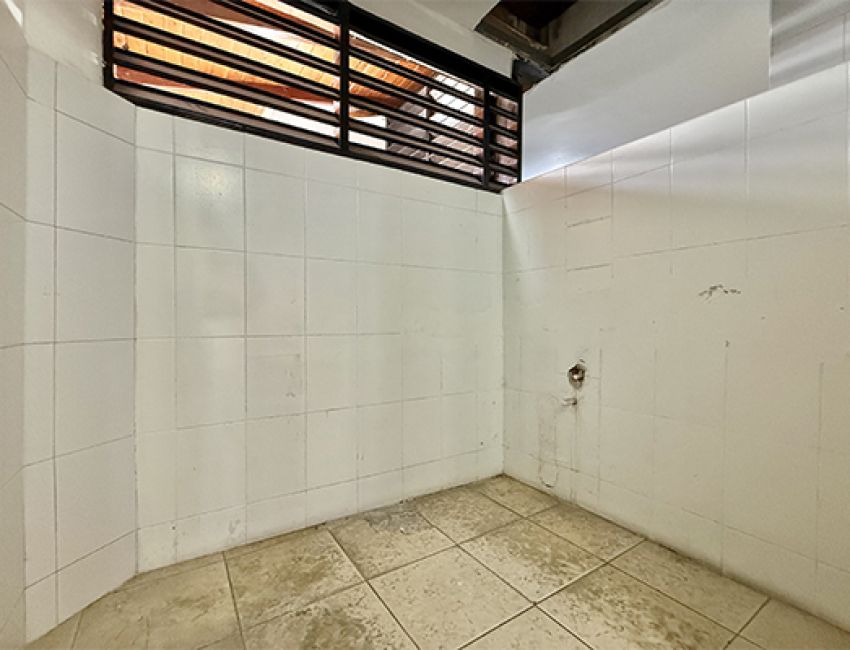 Casa Comercial de dos pisos en 300 m de lote sobre la Carrera 33
