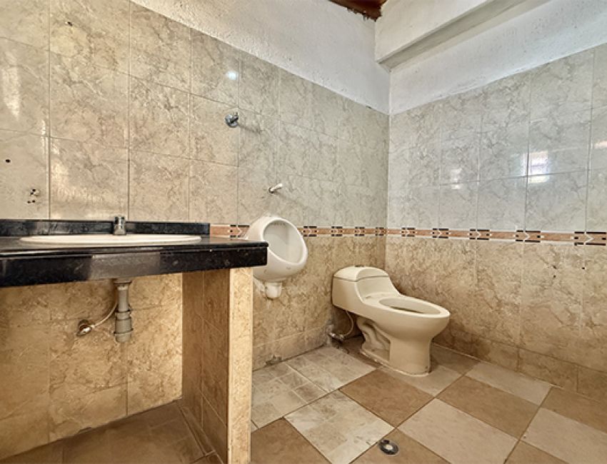 Casa Comercial de dos pisos en 300 m de lote sobre la Carrera 33