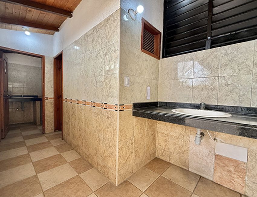 Casa Comercial de dos pisos en 300 m de lote sobre la Carrera 33
