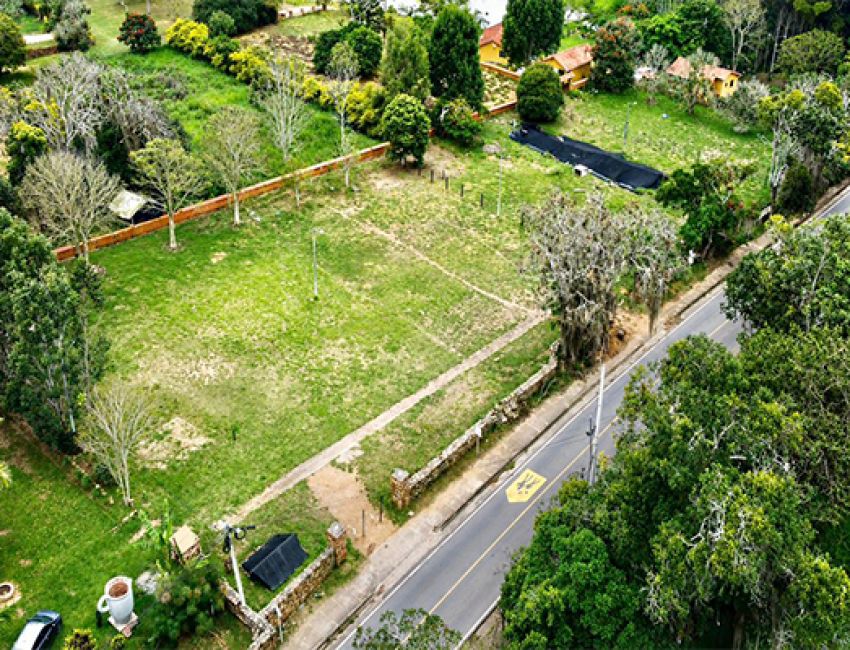 Lote sobre la via principal , facil acceso  LOTE 33