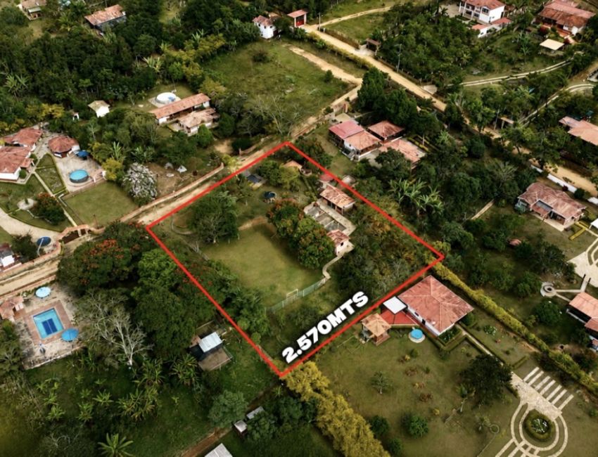 Parcela de 2570 m2 para vivir en un ambiente tranquilo y campestre