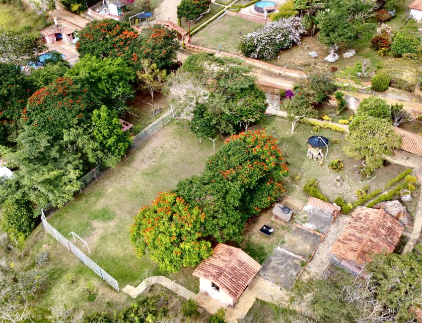 Parcela de 2570 m2 para vivir en un ambiente tranquilo y campestre