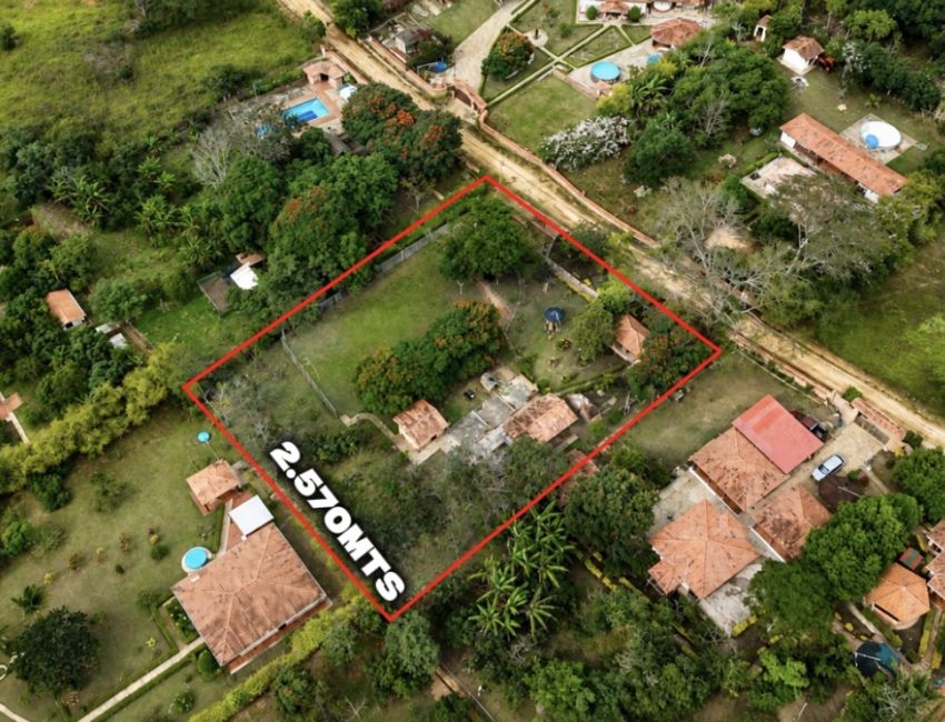 Parcela de 2570 m2 para vivir en un ambiente tranquilo y campestre