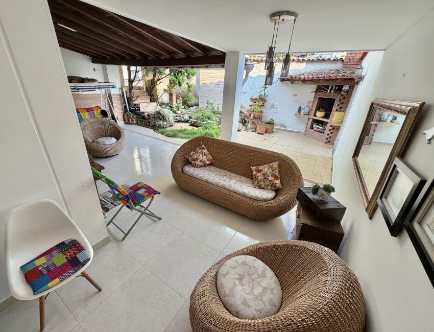 ESPECTACULAR CASA EN LA FLORESTA