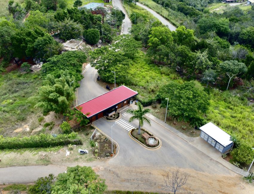 Construya su casa con vista a la ciudad en medio de la naturaleza 