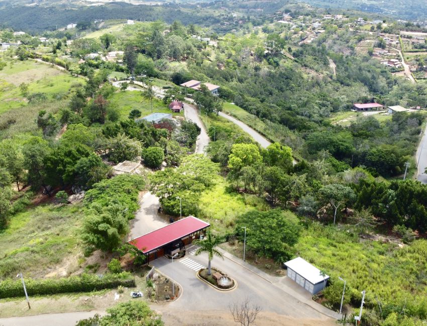 Construya su casa con vista a la ciudad en medio de la naturaleza 