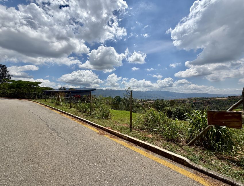 Construya su casa con vista a la ciudad en medio de la naturaleza 