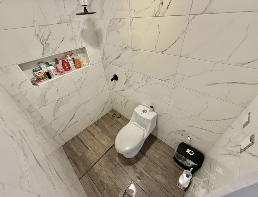 Oporturnidad -Apartamento con Local, Consultorio y 3 Alcobas 