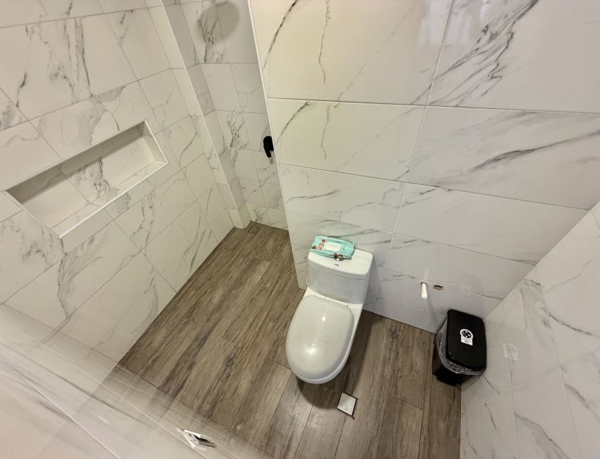 Oporturnidad -Apartamento con Local, Consultorio y 3 Alcobas 