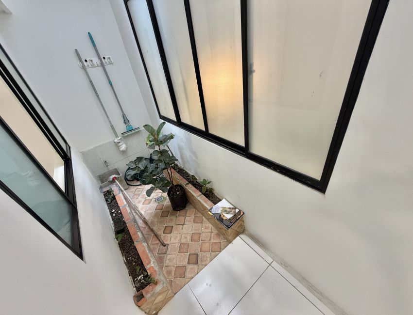Oporturnidad -Apartamento con Local, Consultorio y 3 Alcobas 